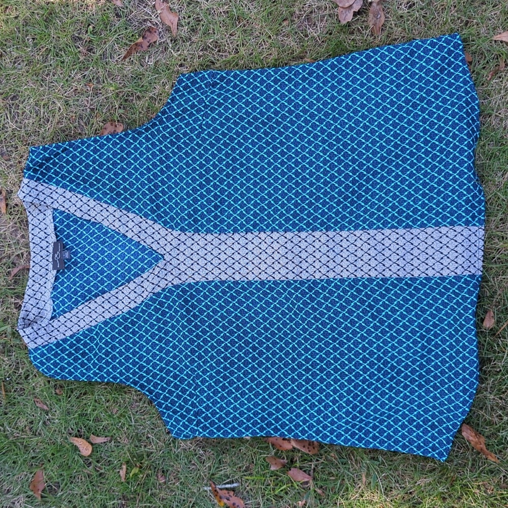 Women's market in spruce large blue top